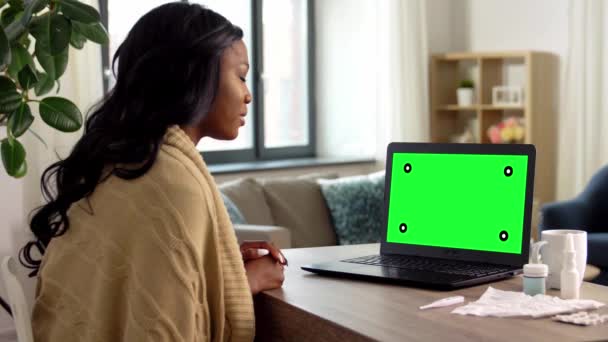 Chory kobieta mając wideo rozmowy na laptopie w domu — Wideo stockowe