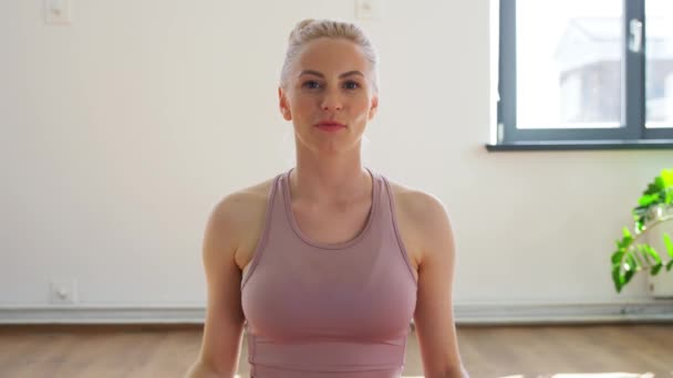 Frau oder Bloggerin nimmt Yoga-Kurs im Fitnessstudio auf — Stockvideo