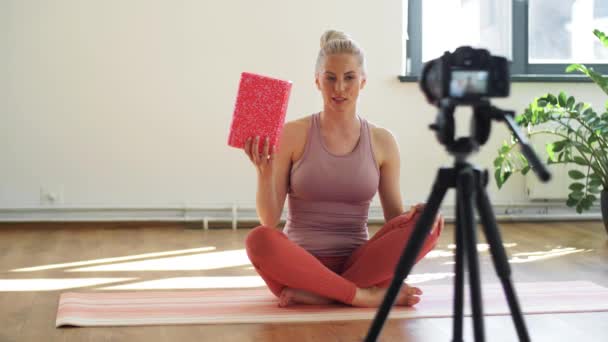 Mujer o blogger grabación gimnasio yoga clase video — Vídeo de stock