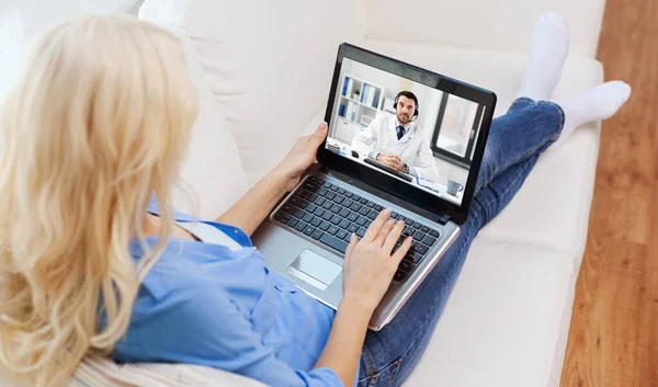 Mulher ter chamada de vídeo com médico masculino no laptop — Fotografia de Stock