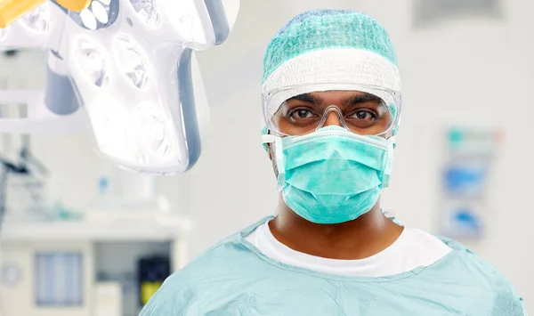 戴口罩在手术室上方的印度男性外科医生 — 图库照片