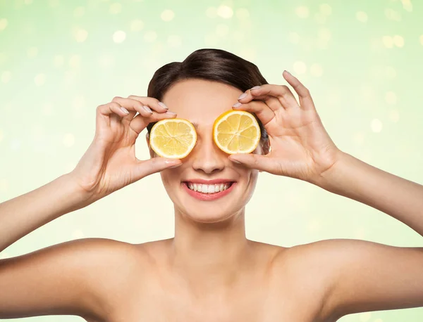 Красива жінка робить маску для очей з лимонних скибочок — стокове фото