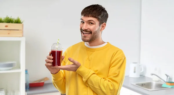 Lycklig man med tomatjuice i takeaway cup — Stockfoto