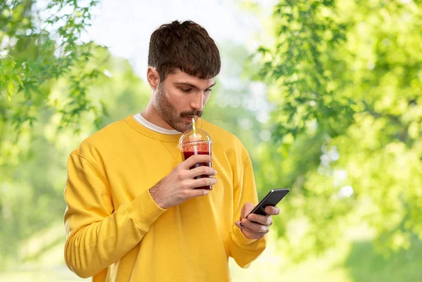 Άνθρωπος με smartphone και χυμό ντομάτας — Φωτογραφία Αρχείου