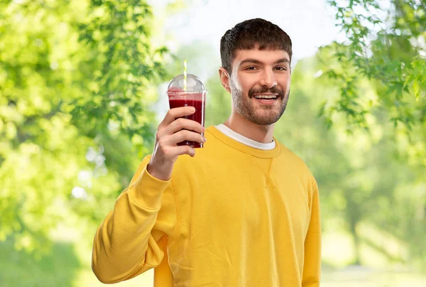 快乐的男人，拿着番茄汁在外卖杯里 — 图库照片