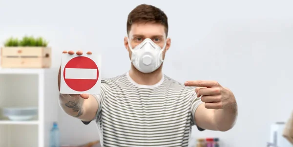 Homem em máscara respirador mostrando sinal de parada — Fotografia de Stock