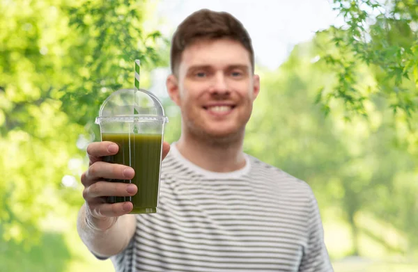 Hombre bebiendo batido verde de la taza desechable — Foto de Stock