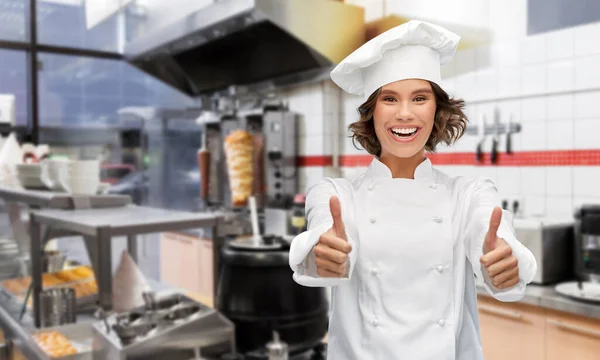 Chef feminino feliz mostrando polegares na loja kebab — Fotografia de Stock