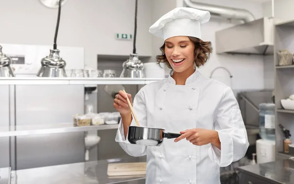 Šťastná usměvavá kuchařka s talířkem — Stock fotografie