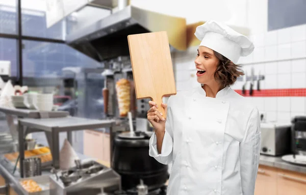 Chef feminino feliz com placa de corte na loja kebab — Fotografia de Stock