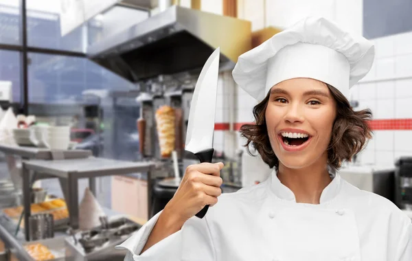 Chef donna con coltello da cucina nel negozio di kebab — Foto Stock