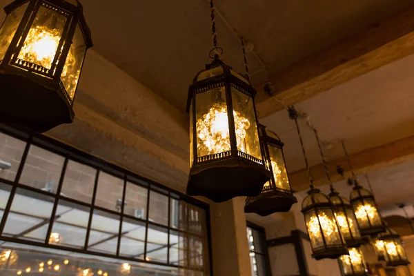 Lantaarn lampen opknoping in restaurant — Stockfoto