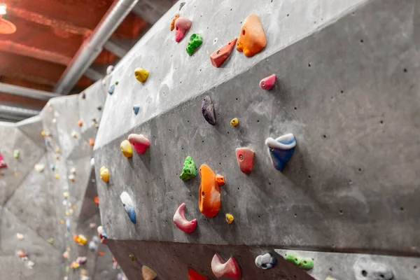 Spor salonundaki kapalı tırmanma duvarı — Stok fotoğraf