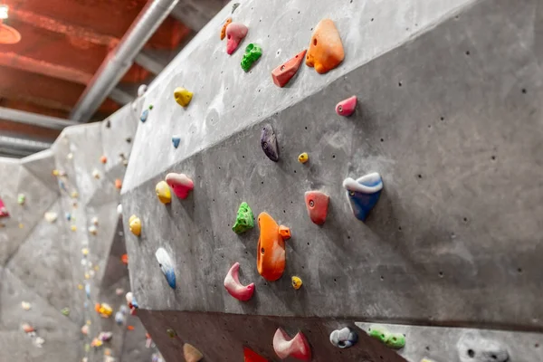 Indoor-Kletterwand in Sporthalle — Stockfoto