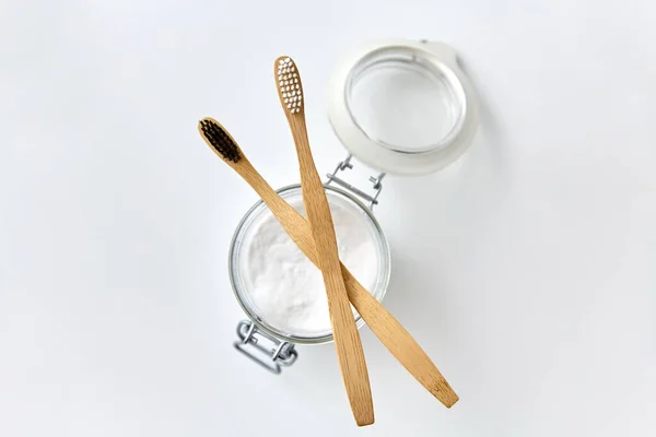 Lavado de refrescos y cepillos de dientes de madera — Foto de Stock