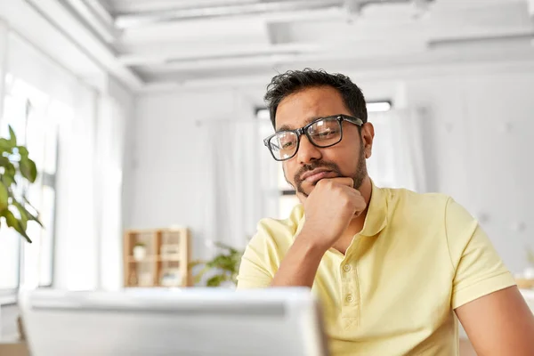 Menekankan pria dengan laptop yang bekerja di kantor pusat — Stok Foto