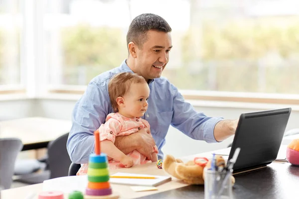 Pappa med barn arbetar på bärbar dator på hemmakontoret — Stockfoto