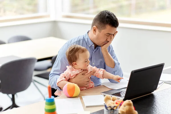 Батько з дитиною працює на ноутбуці в домашньому офісі — стокове фото
