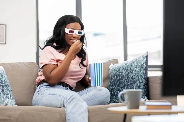 Mutlu Afro-Amerikan kadın evde televizyon izliyor. — Stok fotoğraf