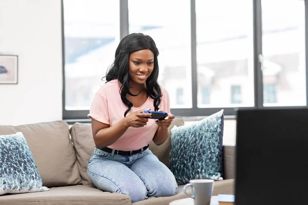 Africano americano mulher com gamepad jogar jogo — Fotografia de Stock