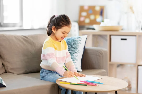 小女孩在家里用彩色铅笔画画 — 图库照片