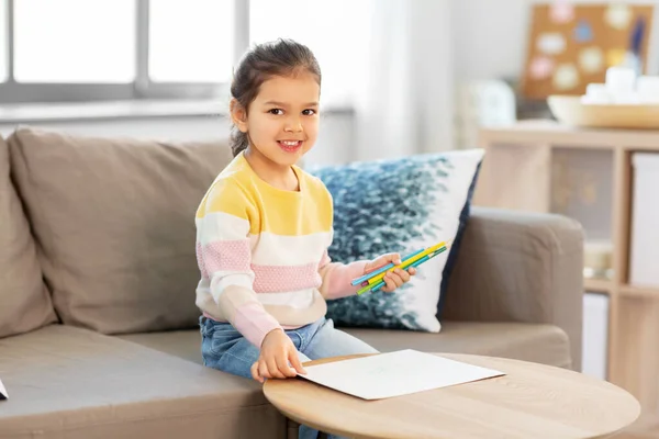 Niña dibujando con lápices para colorear en casa — Foto de Stock