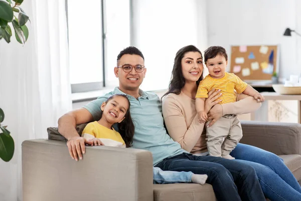 幸福家庭的肖像坐在家里的沙发上 — 图库照片