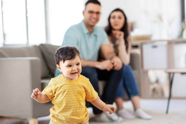 Menino feliz e pais em casa — Fotografia de Stock
