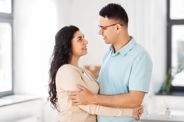 Feliz casal abraçando em casa — Fotografia de Stock