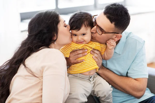 Mutlu anne ve baba evde oğlunu öpüyor. — Stok fotoğraf
