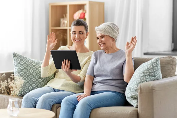 Dochter en moeder met videogesprek op tablet pc — Stockfoto