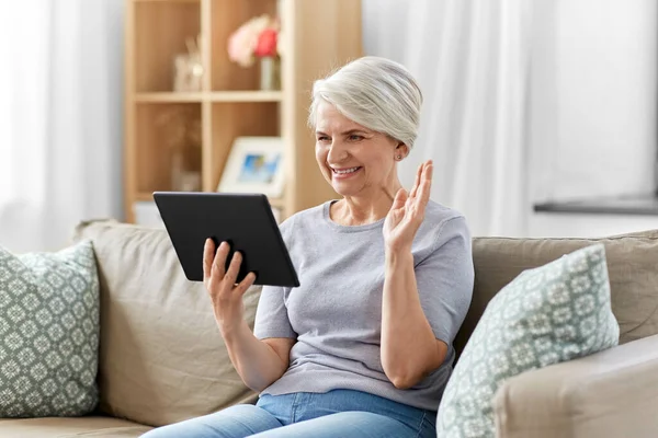 Donna anziana con videochiamata su tablet pc — Foto Stock