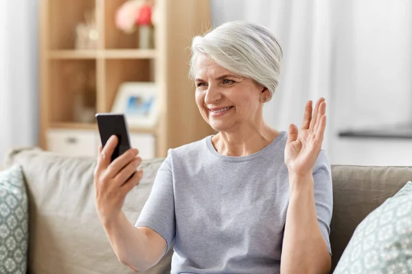 Senior vrouw met video-oproep op smartphone — Stockfoto
