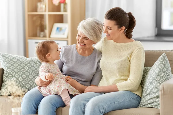 Moeder, dochter en grootmoeder op de bank thuis — Stockfoto