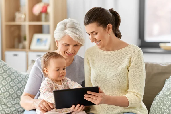 Moeder, dochter en oma met tablet pc — Stockfoto