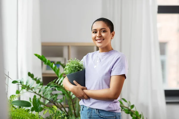 Donna afroamericana con piante a casa — Foto Stock