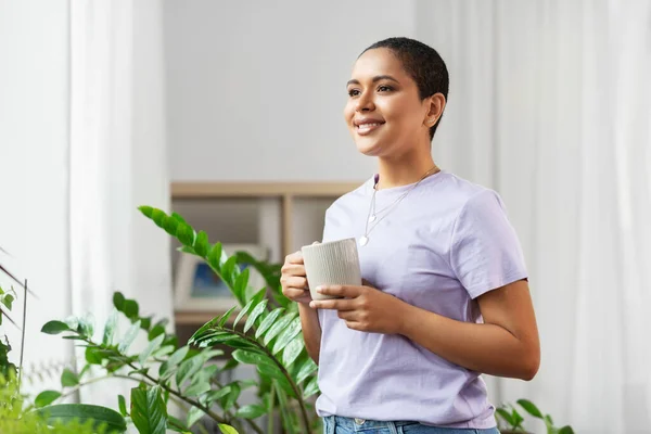 Femme afro-américaine boire du café à la maison — Photo