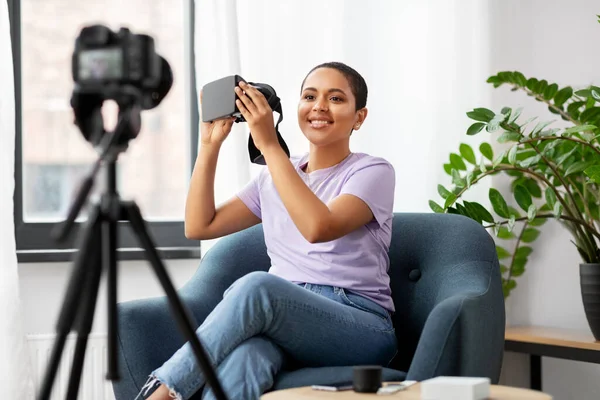 Γυναίκα blogger με κάμερα και γυαλιά VR στο σπίτι — Φωτογραφία Αρχείου