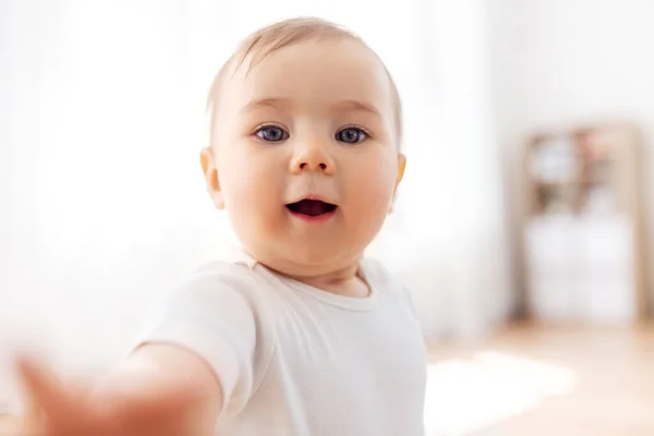 Porträtt eller selfie av liten bebis hemma — Stockfoto