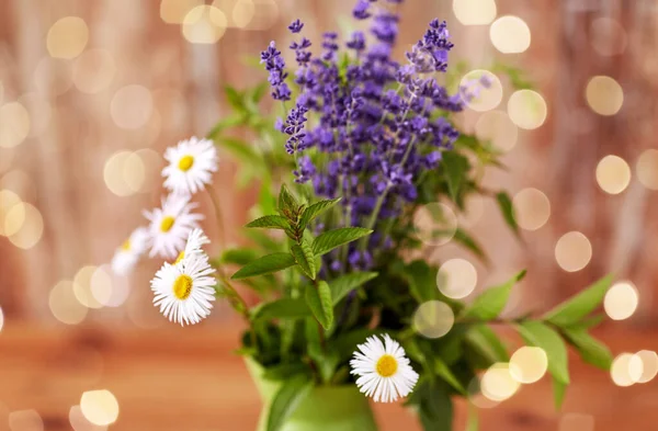 Perto de ramo de ervas e flores — Fotografia de Stock