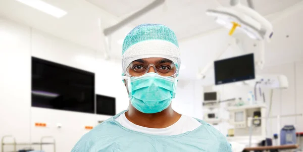 Indiase mannelijke chirurg in masker boven operatiekamer — Stockfoto