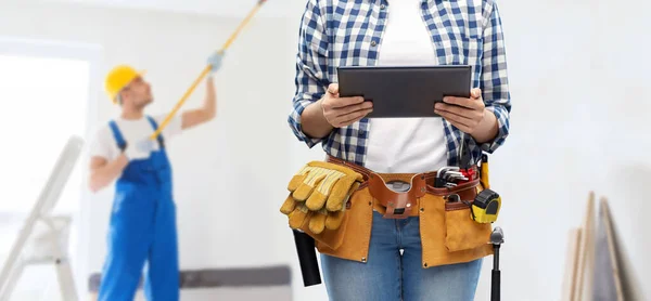 Mulher ou construtor com tablet pc e ferramentas de trabalho — Fotografia de Stock