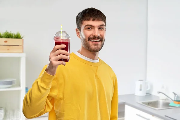 Lycklig man med tomatjuice i takeaway cup — Stockfoto