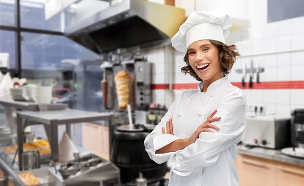 Felice chef donna con le braccia incrociate al negozio di kebab — Foto Stock