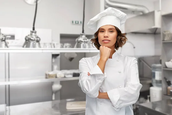 Vrouwelijke chef in toque denken — Stockfoto