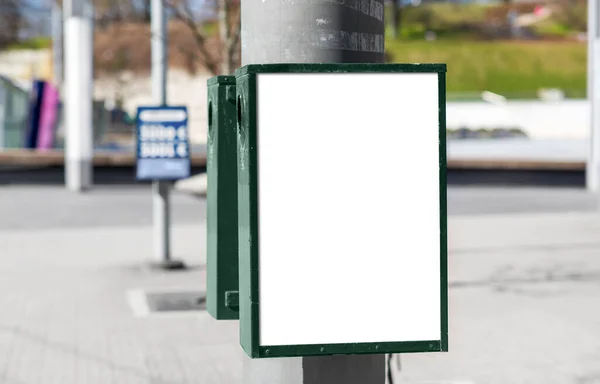 Leere Plakatwand an Abfallbehälter in der Stadt Tallinn — Stockfoto