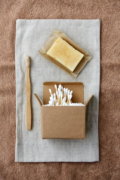 Деревянная зубная щетка, мыло ручной работы, ватные тампоны — стоковое фото