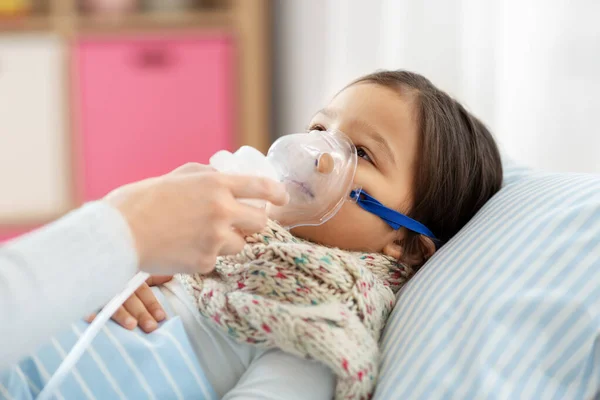 Anne ve hasta kız yatakta oksijen maskesi takıyor. — Stok fotoğraf