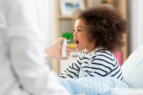 Médico com medicina trata menina doente em casa — Fotografia de Stock