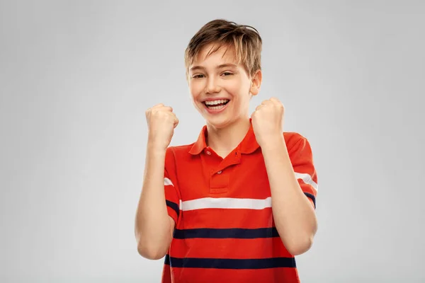 Retrato de menino sorridente feliz celebrando o sucesso — Fotografia de Stock